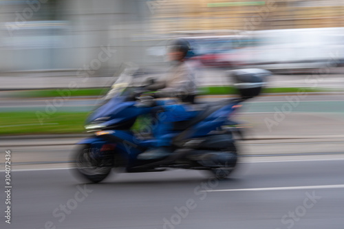 uncharfer Motorradfahrer