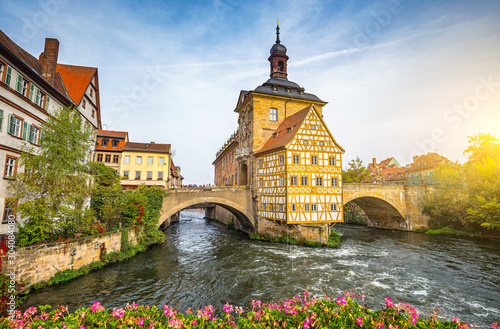 Fotografía Classic panoramic view of famous Bamberg town hall with idyllic Regnitz river in