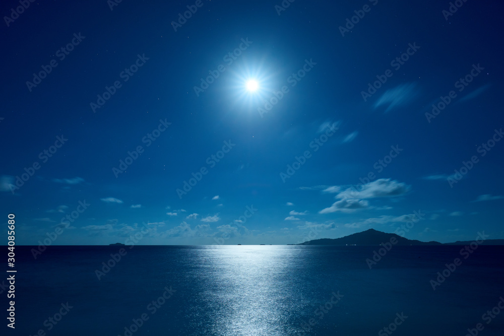 Obraz premium Moonlight illuminating the sea