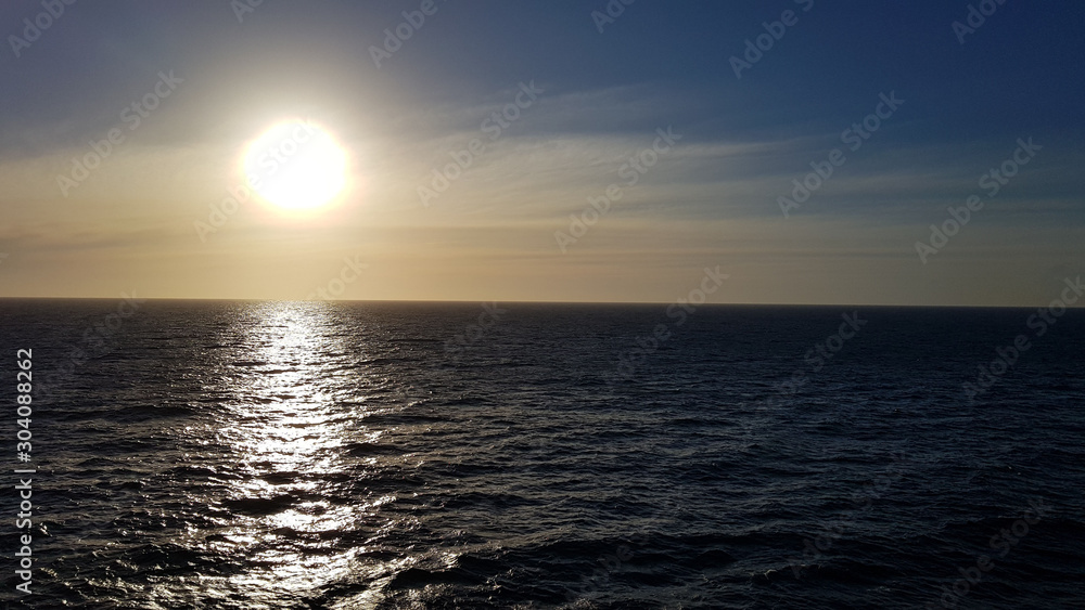 Obraz premium sunset seen from the ship's cabin