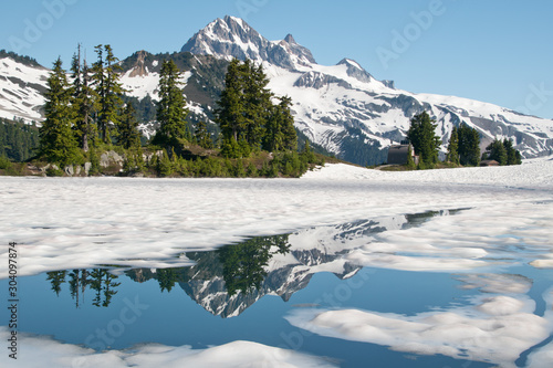 Φωτογραφία Melting elfin lakes in spring
