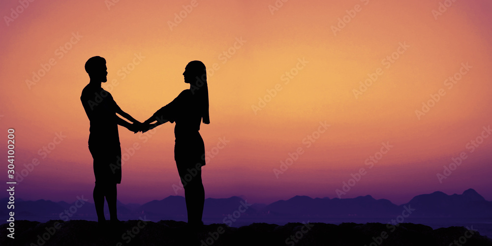 Verliebtes Paar bei Sonnenuntergang mit Textfreiraum