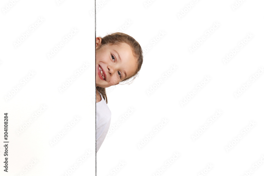 Kleines Mädchen schaut lachend hinter einer Ecke hervor Kleines Mädchen schaut lachend hinter einer Ecke hervor