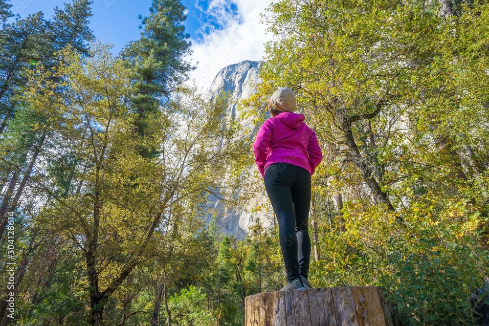 Tourists wearing sports clothes, jogging in the morning, exercising in the morning, standing and resting in the Yosemite view