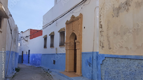Maroc, porte ouvragée de la medina des ouyadas © odjectif