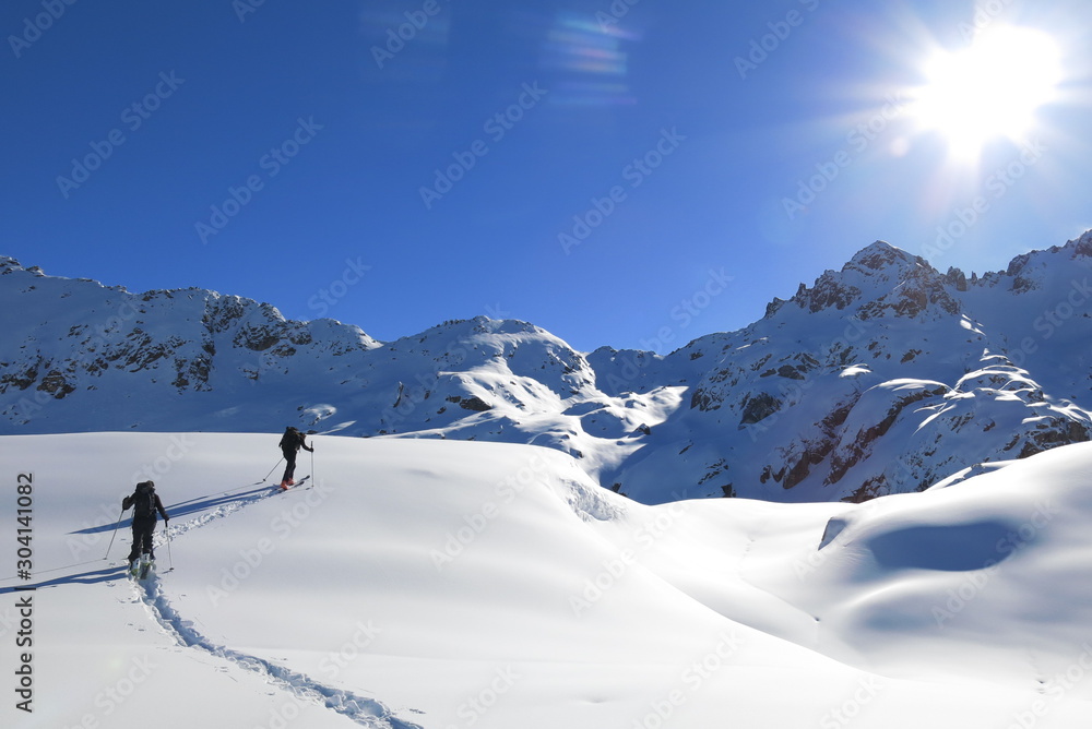 Skieur de randonnée alpinisme dans la neige fraiche avec risque d'avalanche en montagne dans les pyrénées centrales