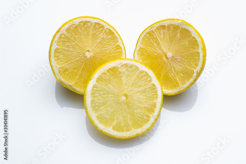 Rodajas de limón, fruta cítrica de sabor muy ácido, ideal para hacer zumos refrescantes en verano, helados, llena de vitaminas