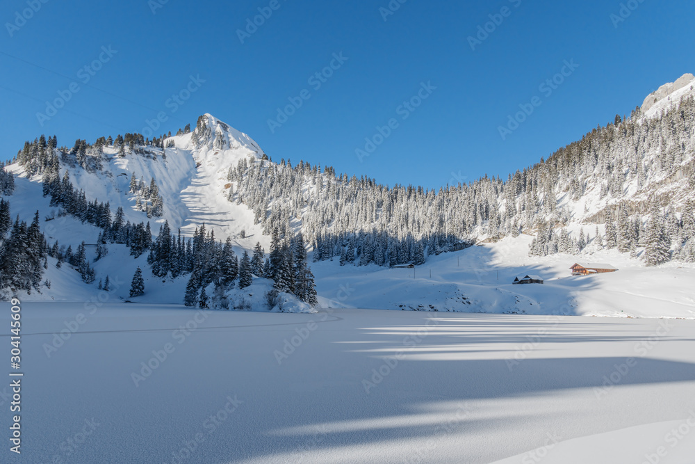 Blick auf den zugefrorenen Hinterstockensee - Erlenbach, Simmental, Schweiz Blick auf den zugefrorenen Hinterstockensee - Erlenbach, Simmental, Schweiz