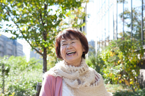笑顔の70代女性