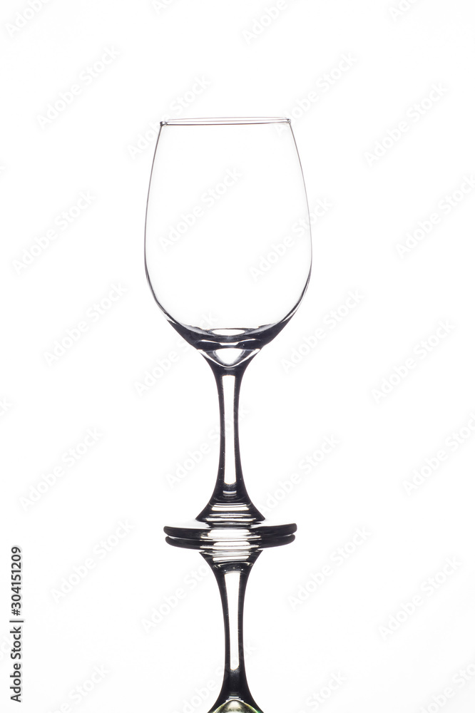 copa transparente  de vidrio vacía fondo blanco 