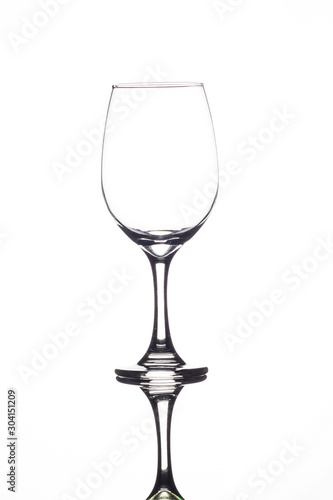 copa transparente  de vidrio vacía fondo blanco 