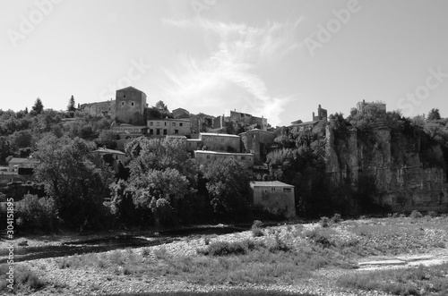 un village a flanc de colline en ardeche