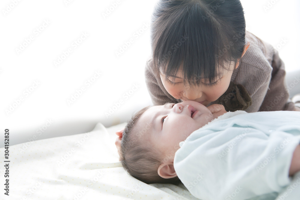 赤ちゃんと7歳の姉