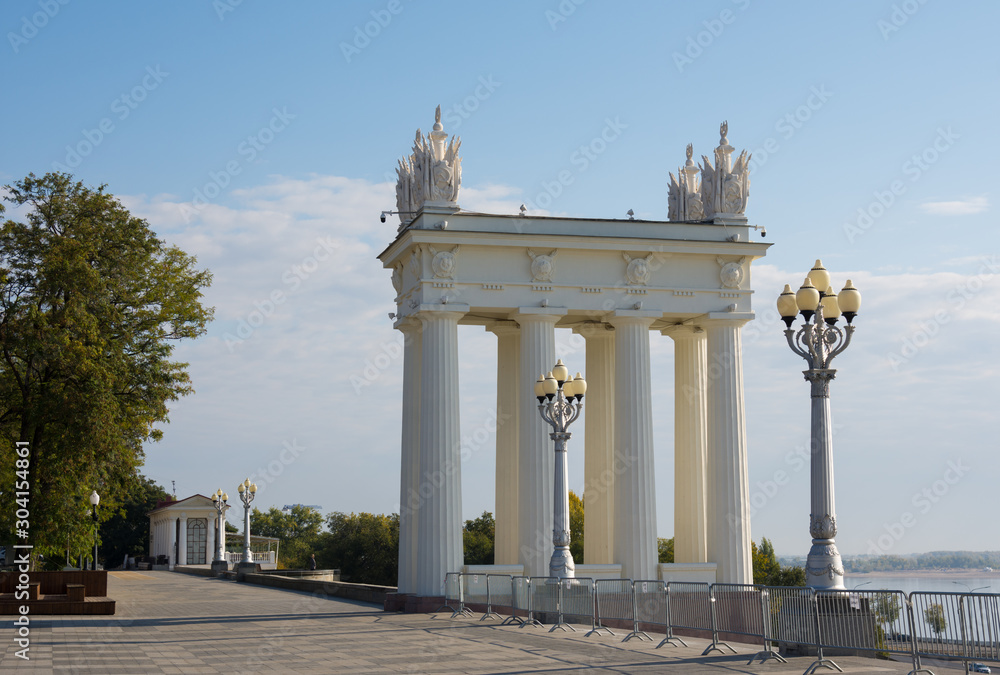 Obraz premium Volgograd. Russia- September 29, 2019. View of the propylaea of the central embankment of the city of Volgograd named after the 62nd Army