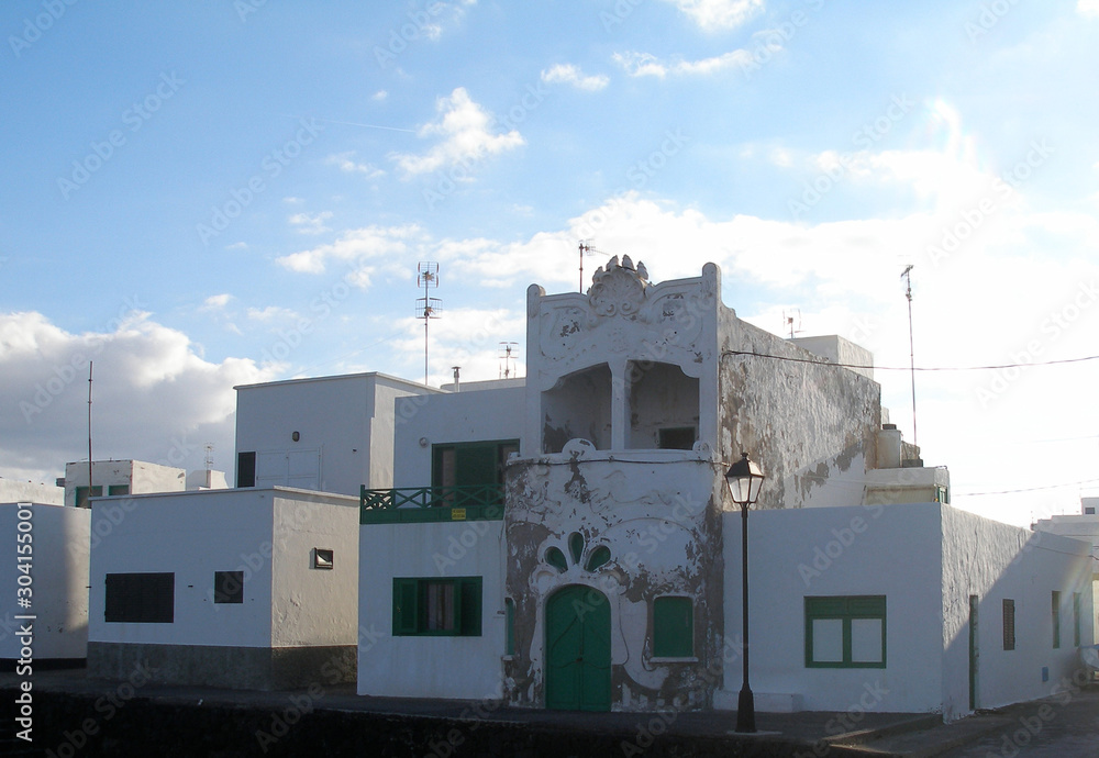 altes jugendstilgebäude an einem strand von lanzarote
