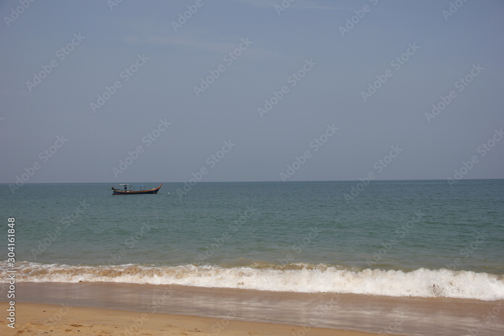 Obraz premium Fishing boat and lonely beach