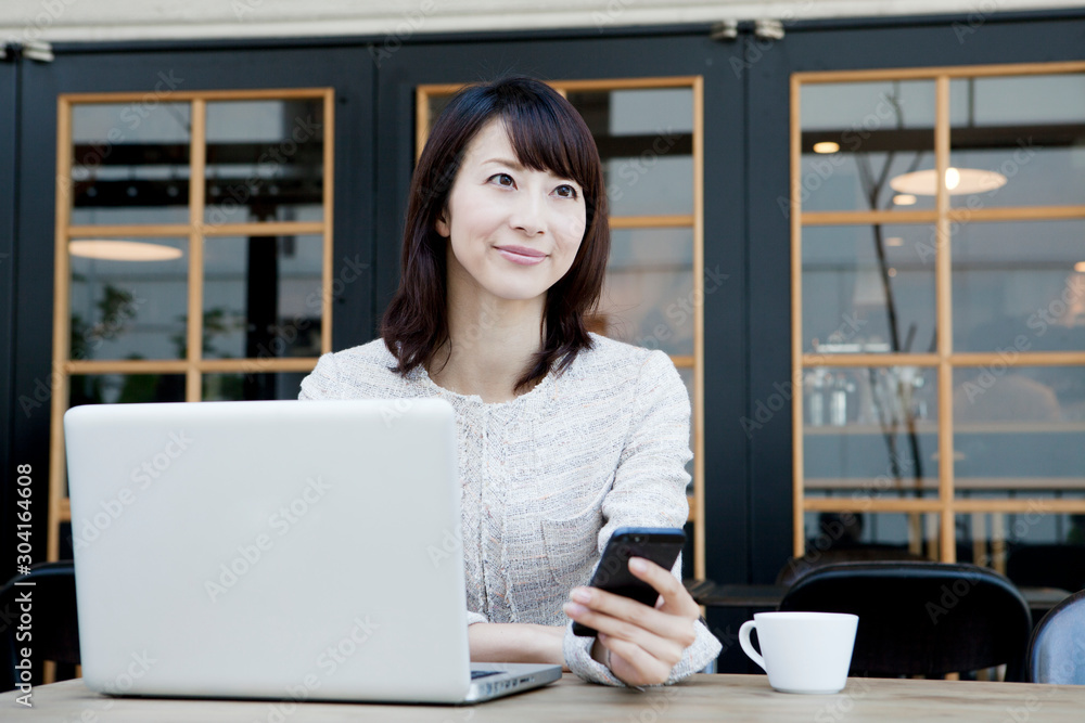 © affect - カフェで仕事をする女性