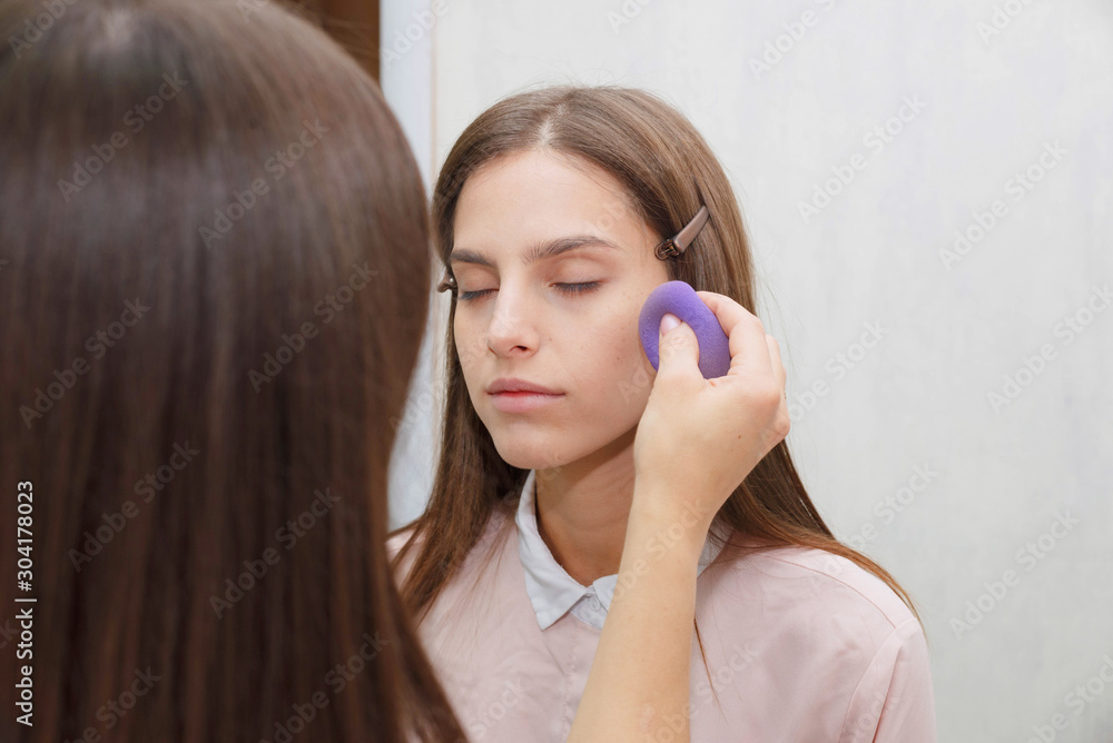 Naklejka premium The process of removing excess tone cream.