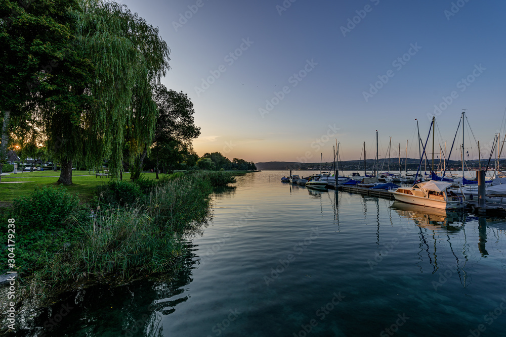 Fototapeta premium Słoneczny wieczór w małym porcie nad Jeziorem Bodeńskim