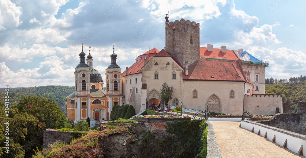 Obraz premium Vranov nad Dyji Chateau - Baroque (parts in Gothic and Renaissance) castle on the rock lies on the Dyje (Thaya) river, Czech republic