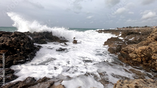 Fotografie Scogliera in puglia, onde mare agitato 3