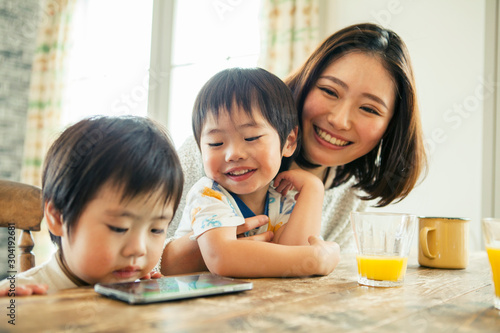 スマホを見る仲良し家族
