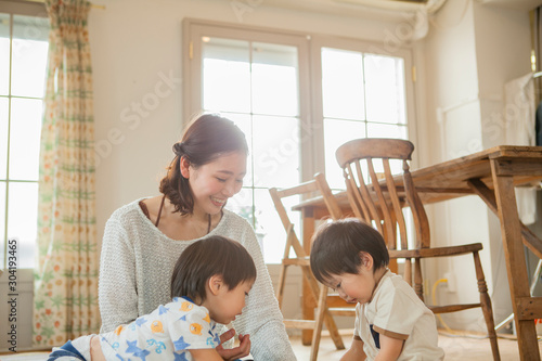 リビングダイニングで過ごす家族