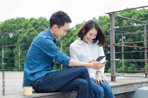 屋外での20代夫婦ライフスタイル