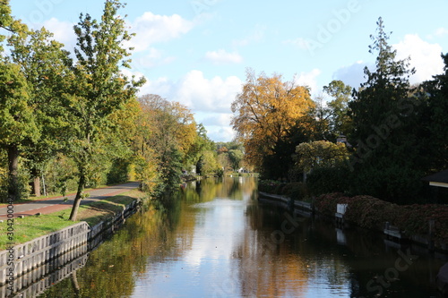 Kleiner Kanal im Zentrum von Stichtse Vecht in Holland photo