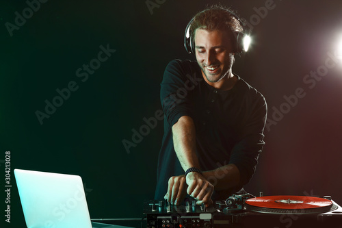 Foto Male dj playing music in nightclub