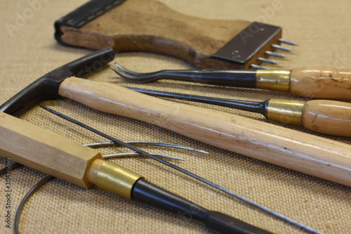 Cuadro en lienzo les outils du tapissier