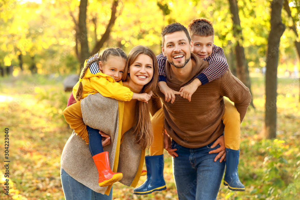 Fototapeta premium Happy family resting in autumn park