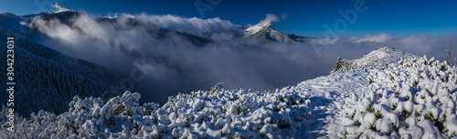 Giewont nad chmurami, zima - Tatry