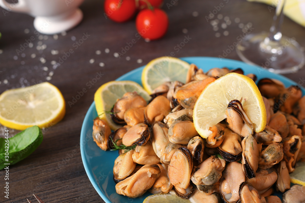 Fototapeta premium A dish of prepared mussels seasoned lemon juice