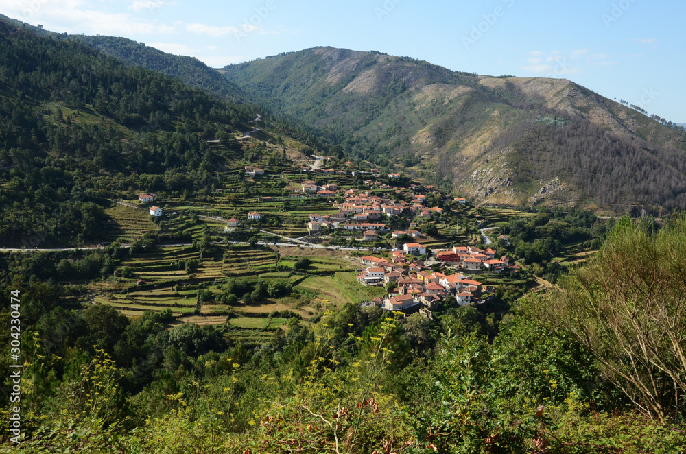 petit village portugais a flanc de colline