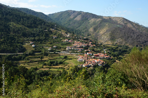 Cuadro en lienzo petit village portugais a flanc de colline