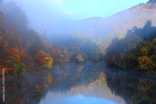 岩手県西和賀町 紅葉の錦秋湖