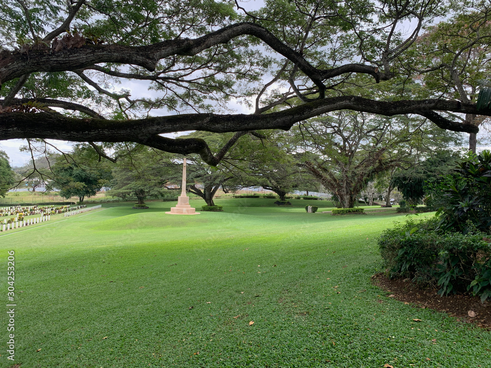 Obraz premium Peaceful setting at a war cemetery PNG looking over manicured green lawn.