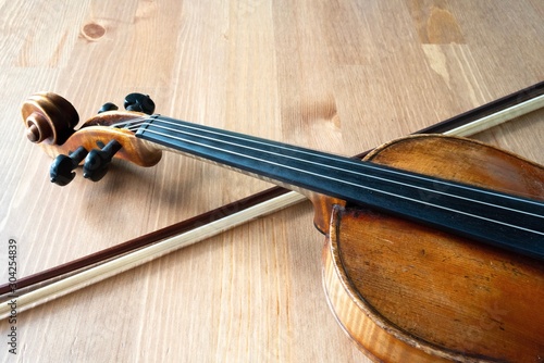 violin on table