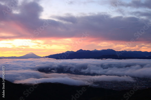 高ボッチ高原からの朝焼けの富士山と南アルプス