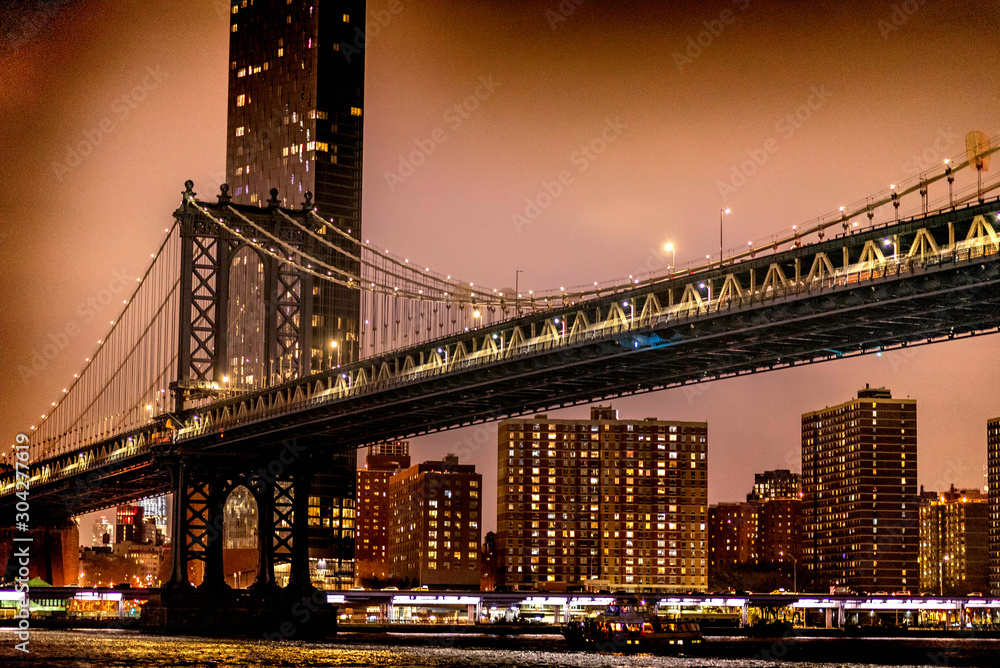 Fototapeta premium brooklyn bridge and manhattan at night