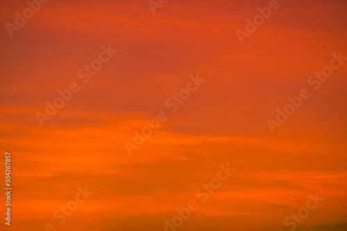 The background view of the sky is close, with various colors changing according to the weather (orange, red, yellow, pink, blue) is a natural beauty.