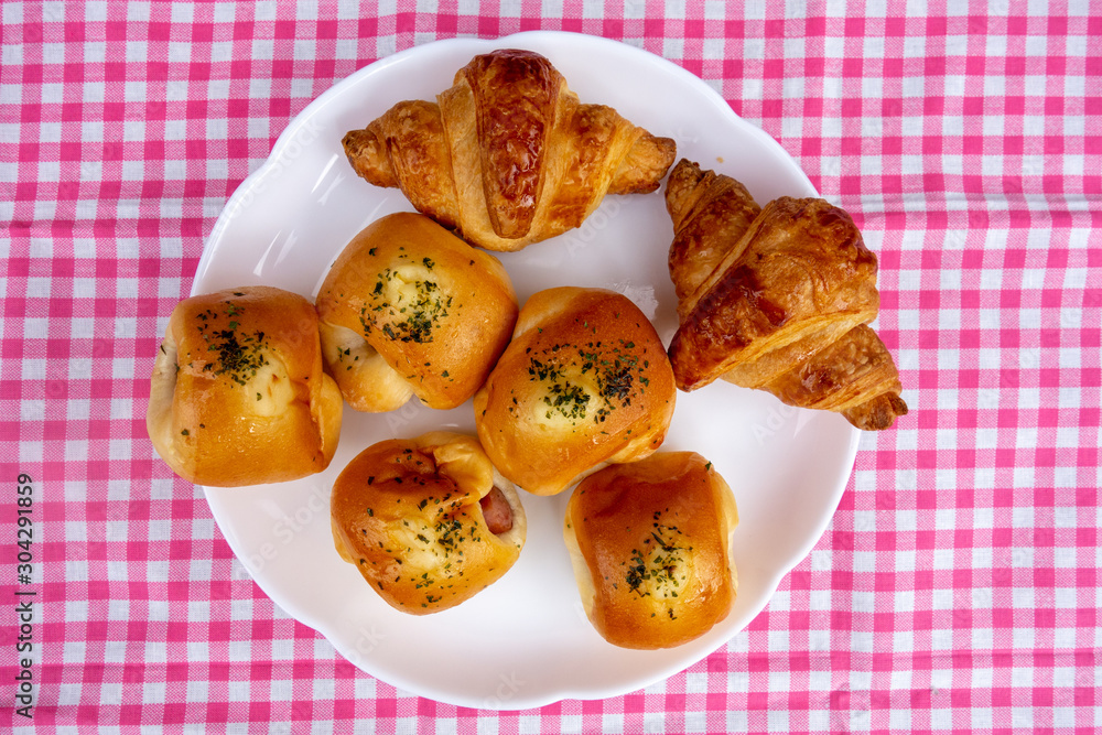 皿の上のミニクロワッサンと惣菜パン 皿の上のミニクロワッサンと惣菜パン