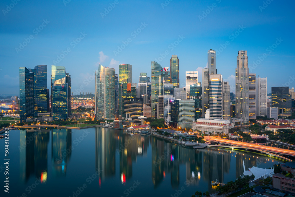 Fototapeta premium Panorama dzielnicy biznesowej Singapuru i wieżowiec o zmierzchu w Marina Bay w Singapurze. Azjatycka turystyka, nowoczesne życie w mieście lub koncepcja finansów i gospodarki.