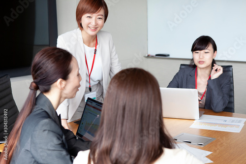 女性社員の会議風景