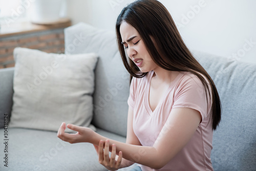Photography Woman wrist pain Put his hand to the wrist with torture.
