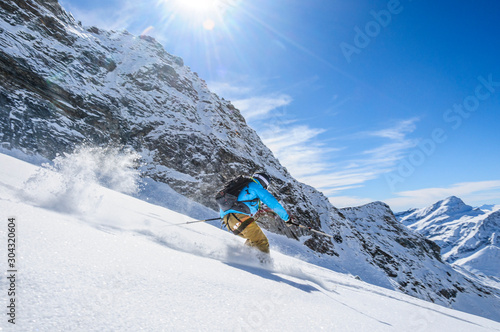 Junge Skifahrerin in spektakulärer Bergregion beim Powdern photo