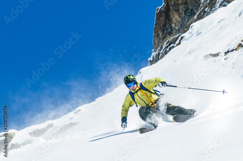 Sportlich und verwegen skifahren im Tiefschnee