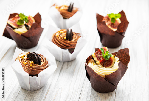 Cupkakes with figs and chocolate photo