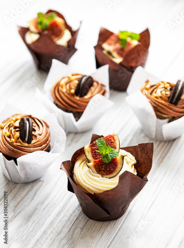 Cupkakes with figs and chocolate photo